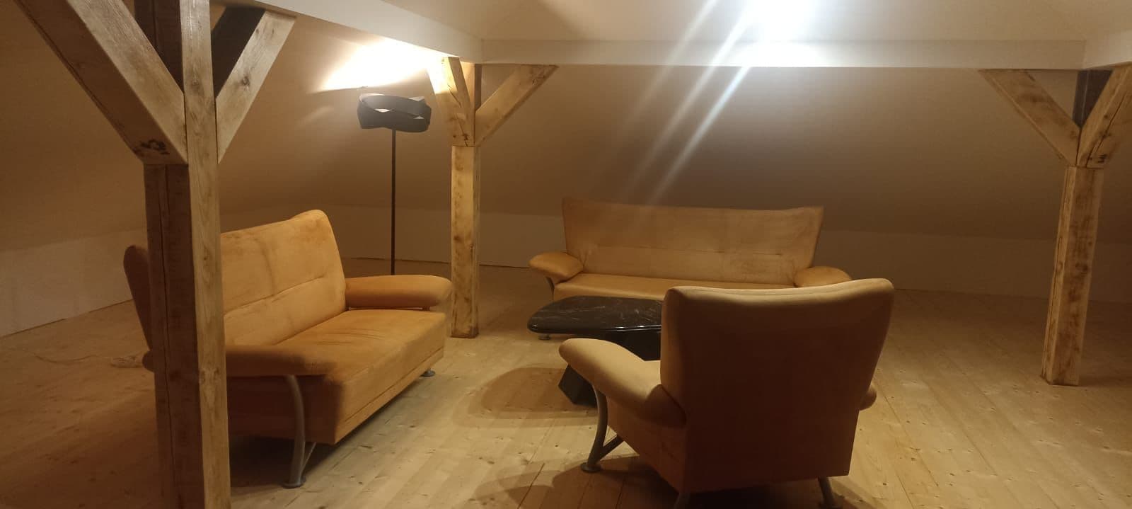 Pokládka laminátovej podlahy s dôrazom na detailné orezanie a prechodové lišty