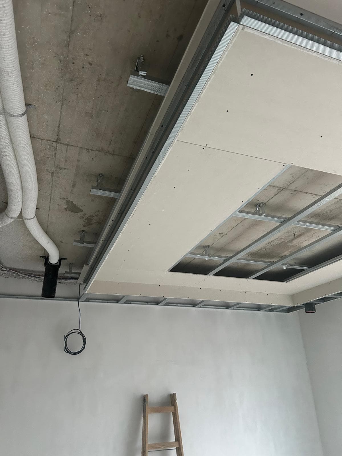Montáž oceľovej konštrukcie pre sadrokartónový strop v rodinnom dome